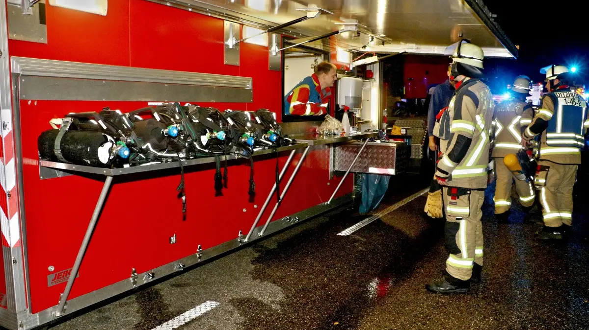 04.10.2026: Ein Brand auf einem Gartengrundstück an der Landesstraße L1136 zwischen Schöckingen und Hemmingen beschäftigte in der Nacht auf Sonntag insgesamt drei Feuerwehren über mehrere Stunden. Gegen 01:26 Uhr alarmierte die Integrierte Leitstelle Ludwigsburg die Abteilungen Hirschlanden und Schöckingen der Freiwilligen Feuerwehr Ditzingen mit dem Alarmstichwort "B2 - Feuer/Rauch unklare Lage Freiland auf die L1136 in Richtung Hemmingen. Die ersten Kräfte fanden beim Eintreffen zwei aneinandergebaute Gartenhäuser vor, die im Vollbrand standen. Die Zugang war nur über einen schmalen Hohlweg möglich, zudem befand sich das Grundstück an einem Hang. Auf Grund dieser Lage, insbesondere der nicht vorhandenen Wasserversorgung vor Ort, forderte der Einsatzleiter zwei weitere Hilfeleistungslöschfahrzeuge der Abteilung Ditzingen-Kernstadt nach. Mit insgesamt vier Rohren wurde eine umfassender Löschangriff eingeleitet und die Einsatzstelle großräumig ausgeleuchtet. Mit den Tanks der Löschfahrzeuge wurde im Pendelverkehr Löschwasser an die Brandstelle transportiert. Um den Bedarf an Pressluftatmern und Geräteträgern zu decken, wurde der Abrollbehälter-Atemschutz der Freiwilligen Feuerwehr Leonberg und ein weiteres Löschfahrzeug der Freiwilligen Feuerwehr Hemmingen nachgefordert. Um versteckte Glutnester in dem schwer zugänglichen Brandobjekt besser lokalisieren zu können, kam auch die Drohne der Feuerwehr Ditzingen zum Einsatz. Die Nachlösch- und Aufräumarbeiten zogen sich bis in die frühen Morgenstunden hin. Die Landesstraße zwischen Schöckingen und Hemmingen musste während der Einstzmaßnahmen voll gesperrt werden. Foto: KS-Images.de/Andreas Rometsch