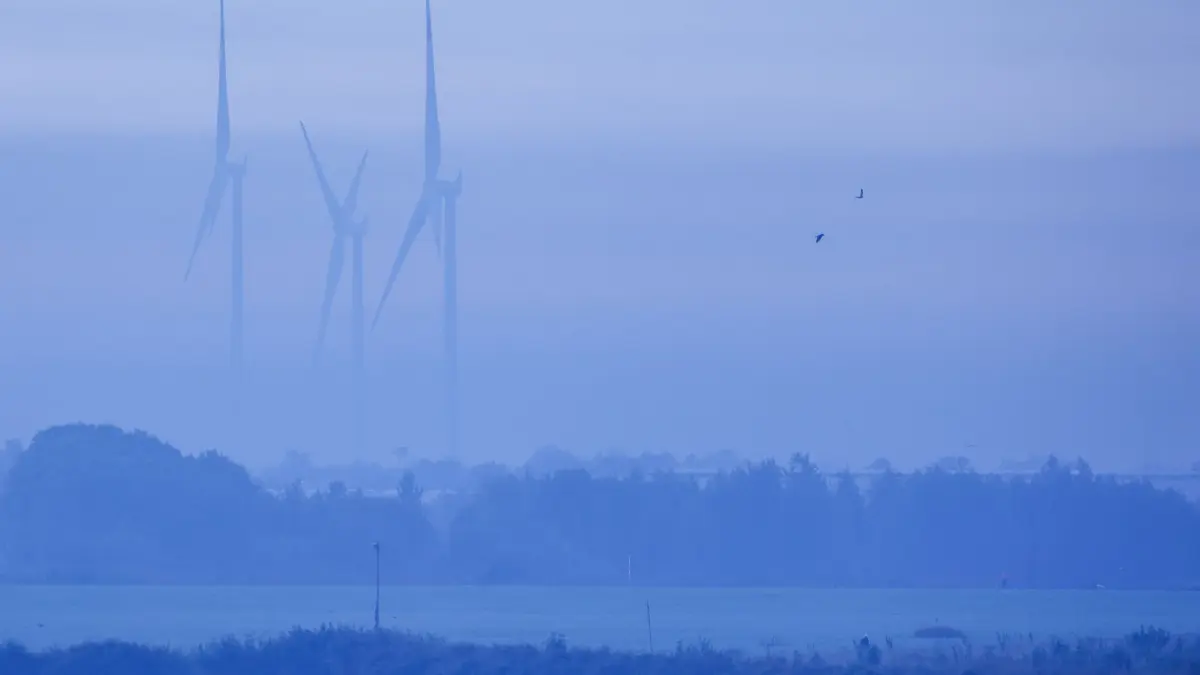 Morgendunst in Bremen: 04.10.2026, Bremen: Windräder stehen im Morgendunst am Ende des Werdersees in Bremen. Für den Sonntag wird an der Unterweser noch einmal Sonne mit Temperaturen um die 20 Grad Celsius erwartet. Foto: Focke Strangmann/dpa +++ dpa-Bildfunk +++