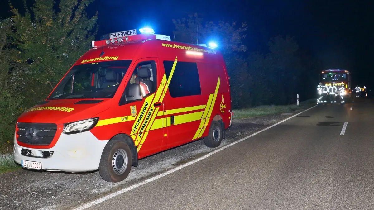 04.10.2026: Ein Brand auf einem Gartengrundstück an der Landesstraße L1136 zwischen Schöckingen und Hemmingen beschäftigte in der Nacht auf Sonntag insgesamt drei Feuerwehren über mehrere Stunden. Gegen 01:26 Uhr alarmierte die Integrierte Leitstelle Ludwigsburg die Abteilungen Hirschlanden und Schöckingen der Freiwilligen Feuerwehr Ditzingen mit dem Alarmstichwort "B2 - Feuer/Rauch unklare Lage Freiland auf die L1136 in Richtung Hemmingen. Die ersten Kräfte fanden beim Eintreffen zwei aneinandergebaute Gartenhäuser vor, die im Vollbrand standen. Die Zugang war nur über einen schmalen Hohlweg möglich, zudem befand sich das Grundstück an einem Hang. Auf Grund dieser Lage, insbesondere der nicht vorhandenen Wasserversorgung vor Ort, forderte der Einsatzleiter zwei weitere Hilfeleistungslöschfahrzeuge der Abteilung Ditzingen-Kernstadt nach. Mit insgesamt vier Rohren wurde eine umfassender Löschangriff eingeleitet und die Einsatzstelle großräumig ausgeleuchtet. Mit den Tanks der Löschfahrzeuge wurde im Pendelverkehr Löschwasser an die Brandstelle transportiert. Um den Bedarf an Pressluftatmern und Geräteträgern zu decken, wurde der Abrollbehälter-Atemschutz der Freiwilligen Feuerwehr Leonberg und ein weiteres Löschfahrzeug der Freiwilligen Feuerwehr Hemmingen nachgefordert. Um versteckte Glutnester in dem schwer zugänglichen Brandobjekt besser lokalisieren zu können, kam auch die Drohne der Feuerwehr Ditzingen zum Einsatz. Die Nachlösch- und Aufräumarbeiten zogen sich bis in die frühen Morgenstunden hin. Die Landesstraße zwischen Schöckingen und Hemmingen musste während der Einstzmaßnahmen voll gesperrt werden. Foto: KS-Images.de/Andreas Rometsch