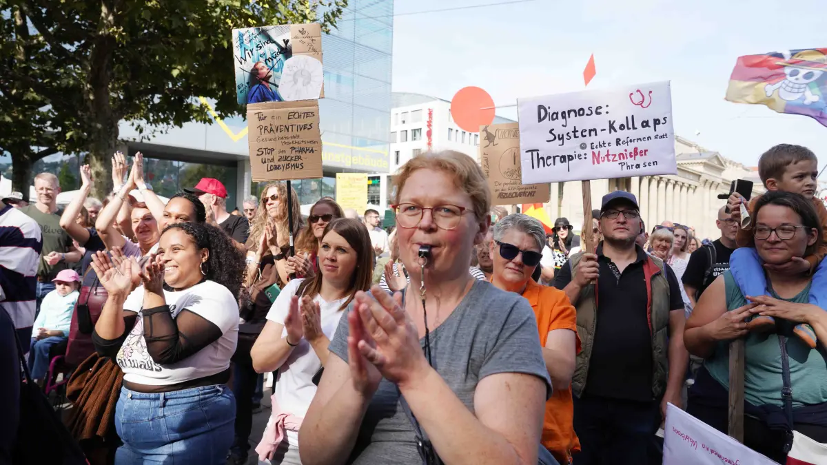 Stuttgart grosse Gesundheitsdemo auf dem Schlossplatz ca. 2500 Menschen kamen zur Demo. Pressekontakt Elke Franke 0152-51457365 und Dr.Bea Merscher 0178 142 9890 Das Motto Es ist Punkt 12 Uhr es Reicht . Menschen aus der Pflege kamen zum Schlossplatz. Foto Andreas Rosar Fotoagentur-Stuttgart 04.10.2026