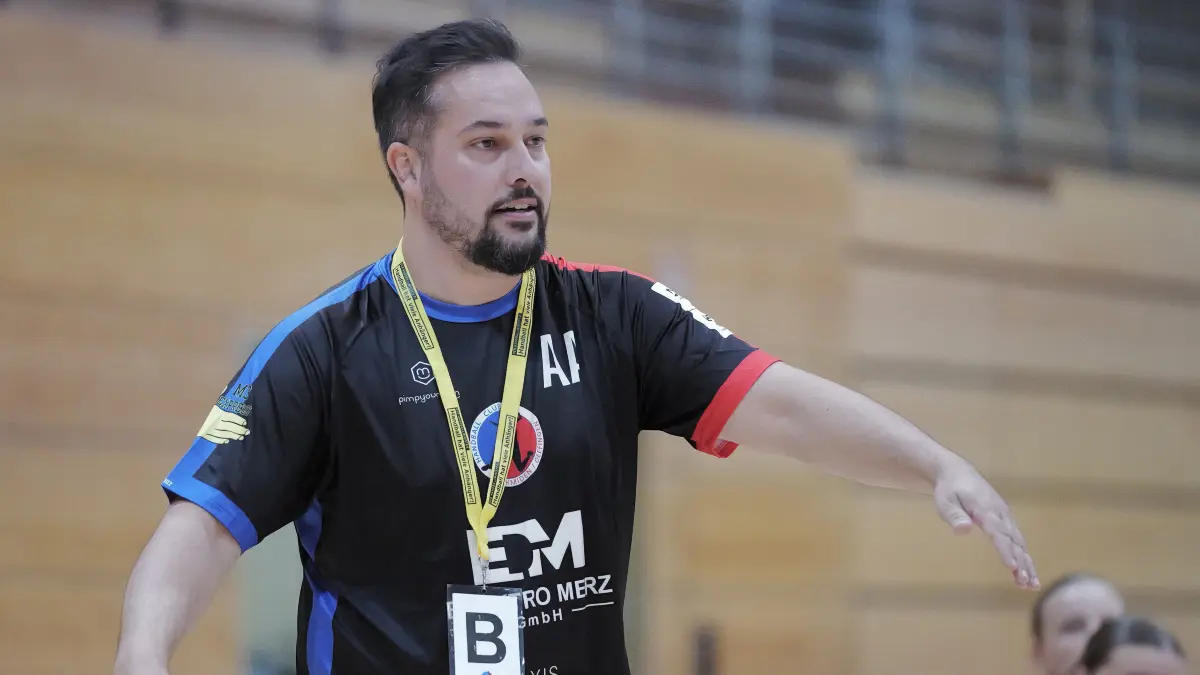 Handball, Frauen, Regionalliga BW, HSG Leinfelden-Echterdingen - HC Schmiden/Oeffingen: Handball, Damen, Frauen, Regionalliga Baden-Württemberg, Regionalliga BW, HSG Leinfelden-Echterdingen, HSG LE - HC Schmiden/Oeffingen
Trainer (SO): Adrian Awad - schwarz/blau
Fotograf: Günter E. Bergmann - Photography
Aufnahmedatum: 03.10.2026