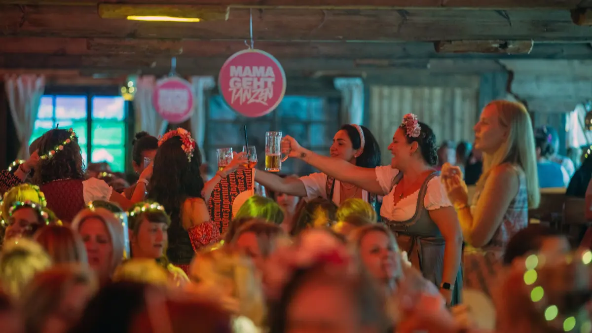 Mamma: #Volksfest#Wasen Mama geht tanzen – das Wasenspecial. Was passiert da?