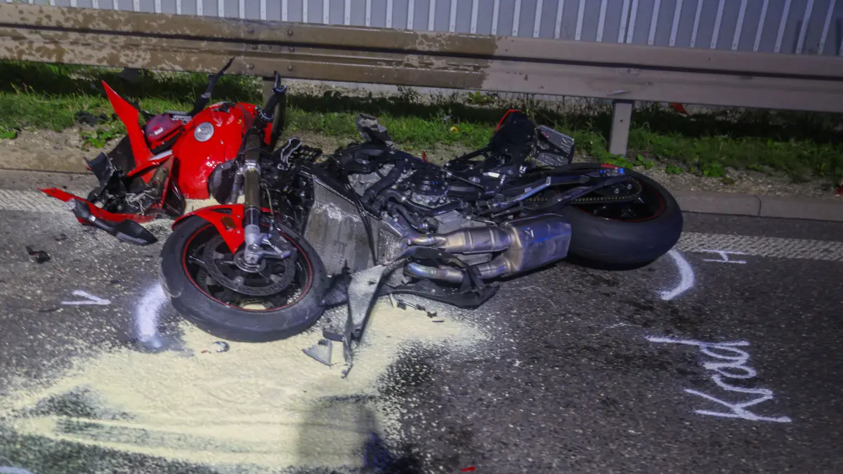 Gegen 19:55 Uhr kam es auf der B10 bei Gingen an der Fils zu einem schweren Verkehrsunfall. Zwei Pkw kollidierten dabei frontal.