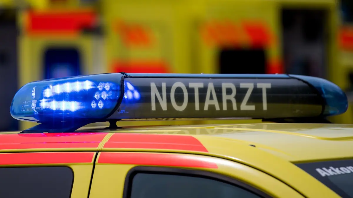 Notarzt: ARCHIV - 09.06.2018, Sachsen, Dresden: Ein Notarztwagen mit Blaulicht (zu dpa: «Im Unterricht gestorbene Schülerin soll obduziert werden») Foto: Monika Skolimowska/dpa-Zentralbild/dpa +++ dpa-Bildfunk +++