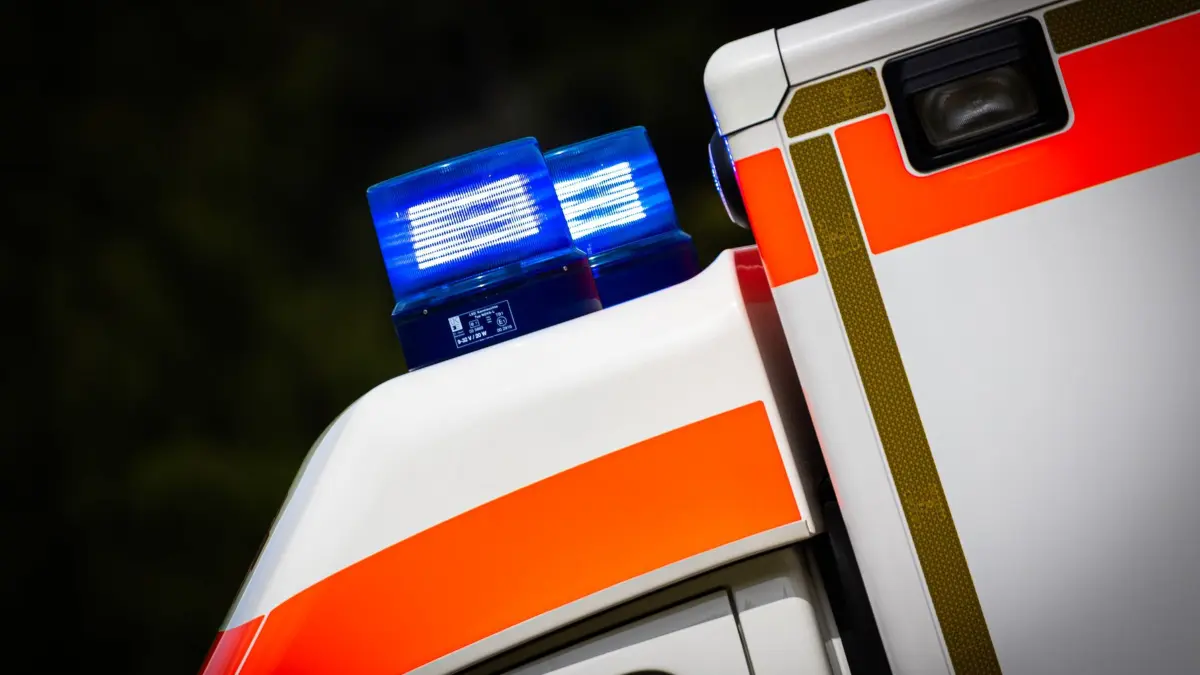 Blaulicht: ARCHIV - 25.04.2024, Niedersachsen, Nienburg (Weser): Eingeschaltetes Blaulicht an einem Rettungswagen. (zu dpa: «Pedelec-Fahrer stirbt zwei Wochen nach Unfall») Foto: Moritz Frankenberg/dpa +++ dpa-Bildfunk +++