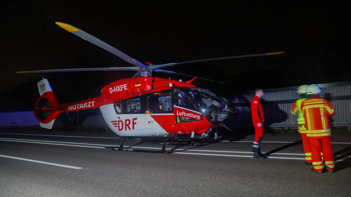 Gegen 19:55 Uhr kam es auf der B10 bei Gingen an der Fils zu einem schweren Verkehrsunfall. Zwei Pkw kollidierten dabei frontal.