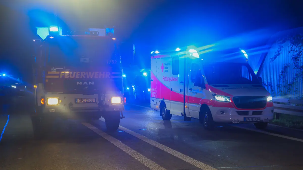 Gegen 19:55 Uhr kam es auf der B10 bei Gingen an der Fils zu einem schweren Verkehrsunfall. Zwei Pkw kollidierten dabei frontal.