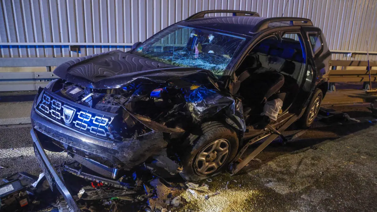 Gegen 19:55 Uhr kam es auf der B10 bei Gingen an der Fils zu einem schweren Verkehrsunfall. Zwei Pkw kollidierten dabei frontal.