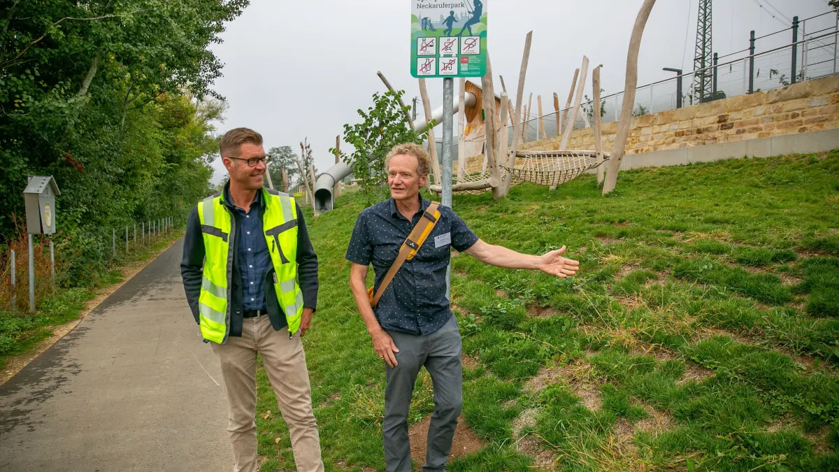 foto: Roberto Bulgrin
05. 10. 2026
Esslingen, Neckaruferpark: Der Park ist endlich komplett fertig
mit Matthias Scheider (Leiter Gruenflaechenamt) und Niels Ruthardt (Abteilungsleiter Freiraumplanung, Neubau und Sanierung)