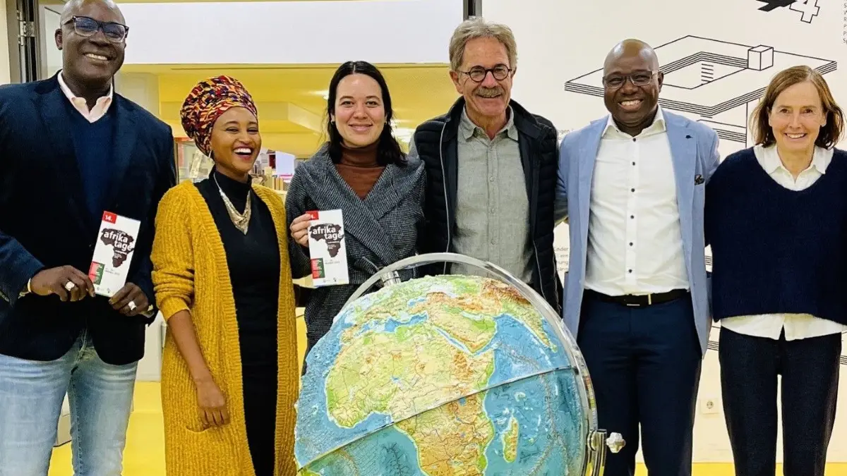Afrikatage Ludwigsburg Saliou Gueye, ganz links und Konrad Seigfried, dritter von rechts, im Kreis einiger Organisatoren der Afrikatage