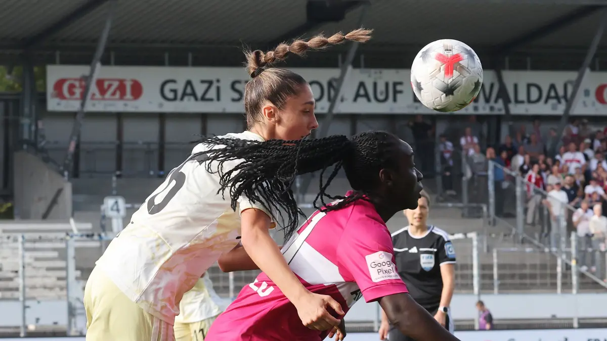 Fußball VfB Stuttgart vs. Union Berlin: BAU // Stuttgart , Google Pixel Frauen-Bundesliga VfB Stuttgart vs. Union Berlin , von links: Amber Tysiak ( Union ) / Mira Arouna ( VfB )