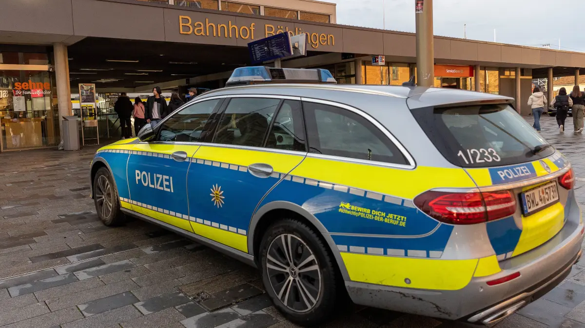Themenbilder: Unterwegs in Boeblingen, Polizeiwagen am Bahnhof, 31.03.2023,
Foto: DROFITSCH/EIBNER