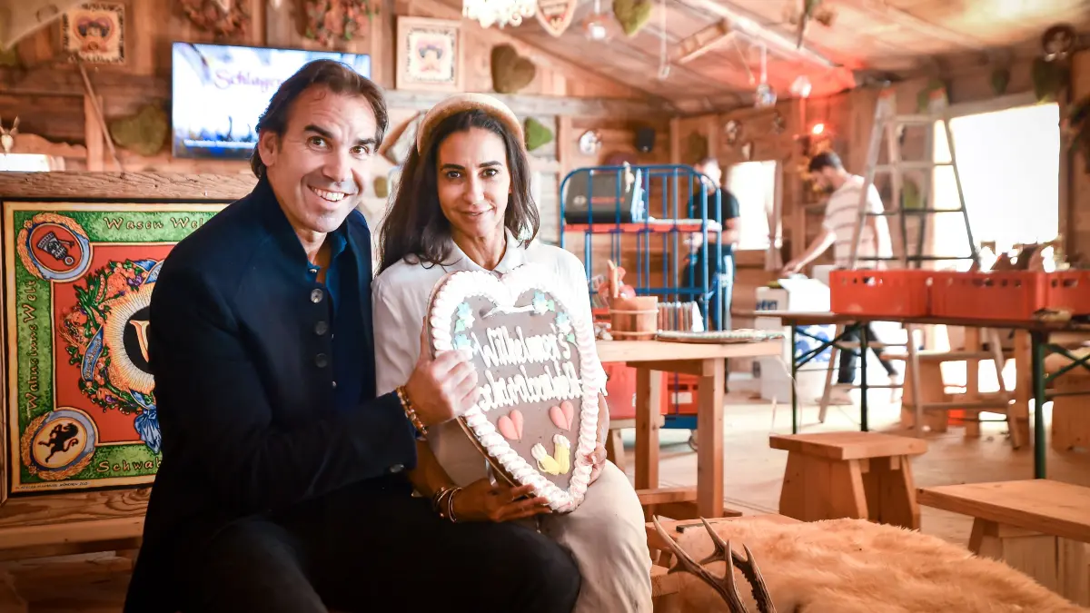 Mini-Volksfeste in Stuttgart. Daniela und Michael Wilhelmer dekorieren die neue Bierzelten beim Schlachthof - Schlachthofstraße 2, Stuttgart Wangen