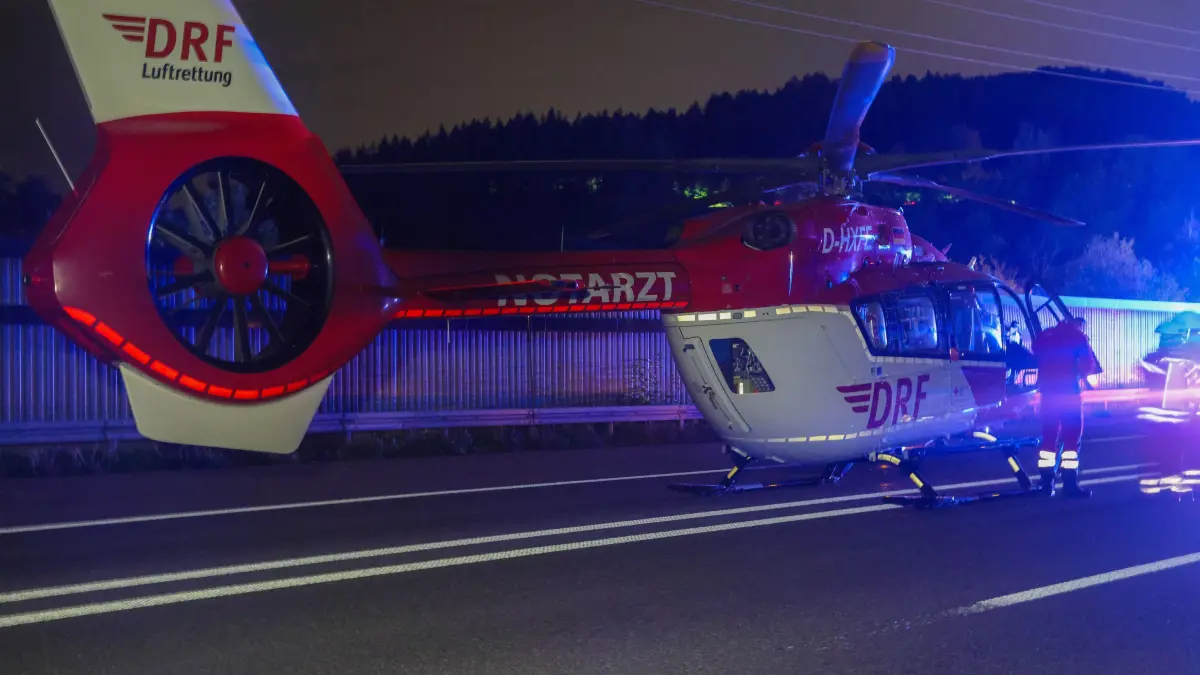 Gegen 19:55 Uhr kam es auf der B10 bei Gingen an der Fils zu einem schweren Verkehrsunfall. Zwei Pkw kollidierten dabei frontal.