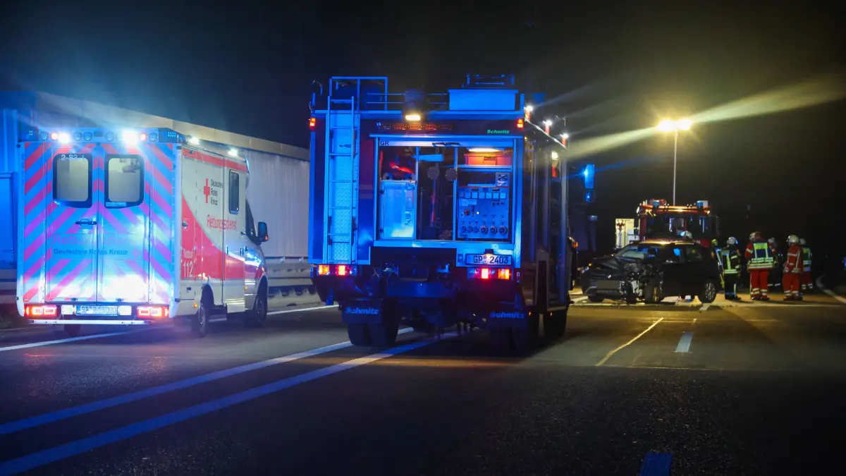 Gegen 19:55 Uhr kam es auf der B10 bei Gingen an der Fils zu einem schweren Verkehrsunfall. Zwei Pkw kollidierten dabei frontal.