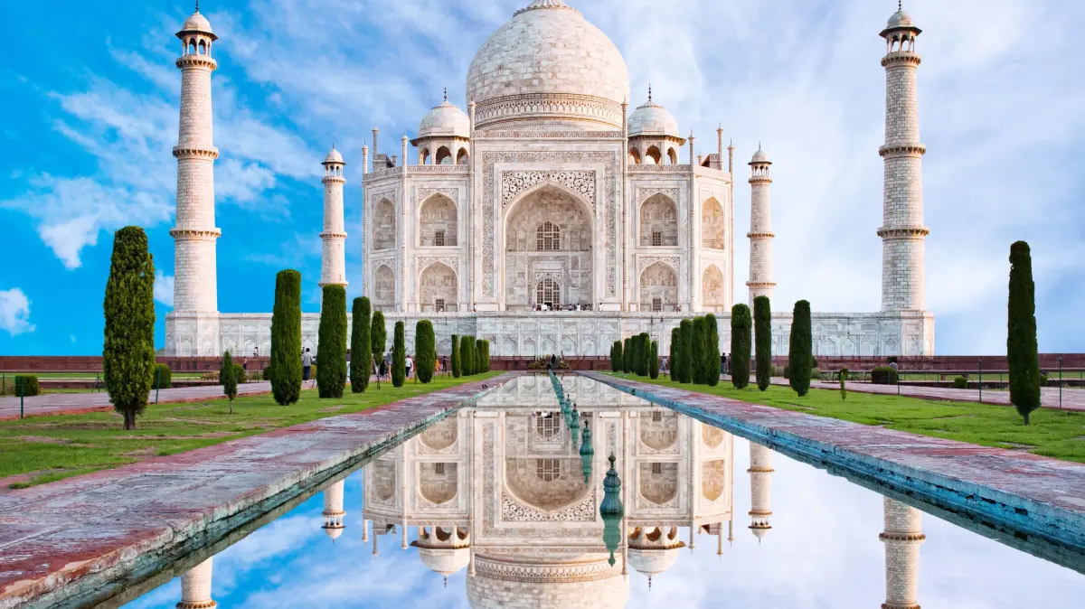 Der Taj Mahal, ein zeitloses Symbol der Liebe, umgeben von prächtigen Gärten und spiegelnden Wasserläufen.