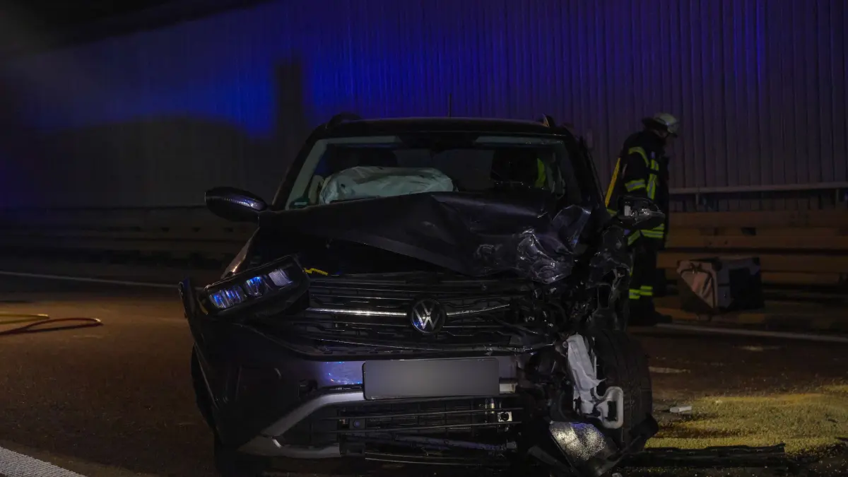 Gegen 19:55 Uhr kam es auf der B10 bei Gingen an der Fils zu einem schweren Verkehrsunfall. Zwei Pkw kollidierten dabei frontal.