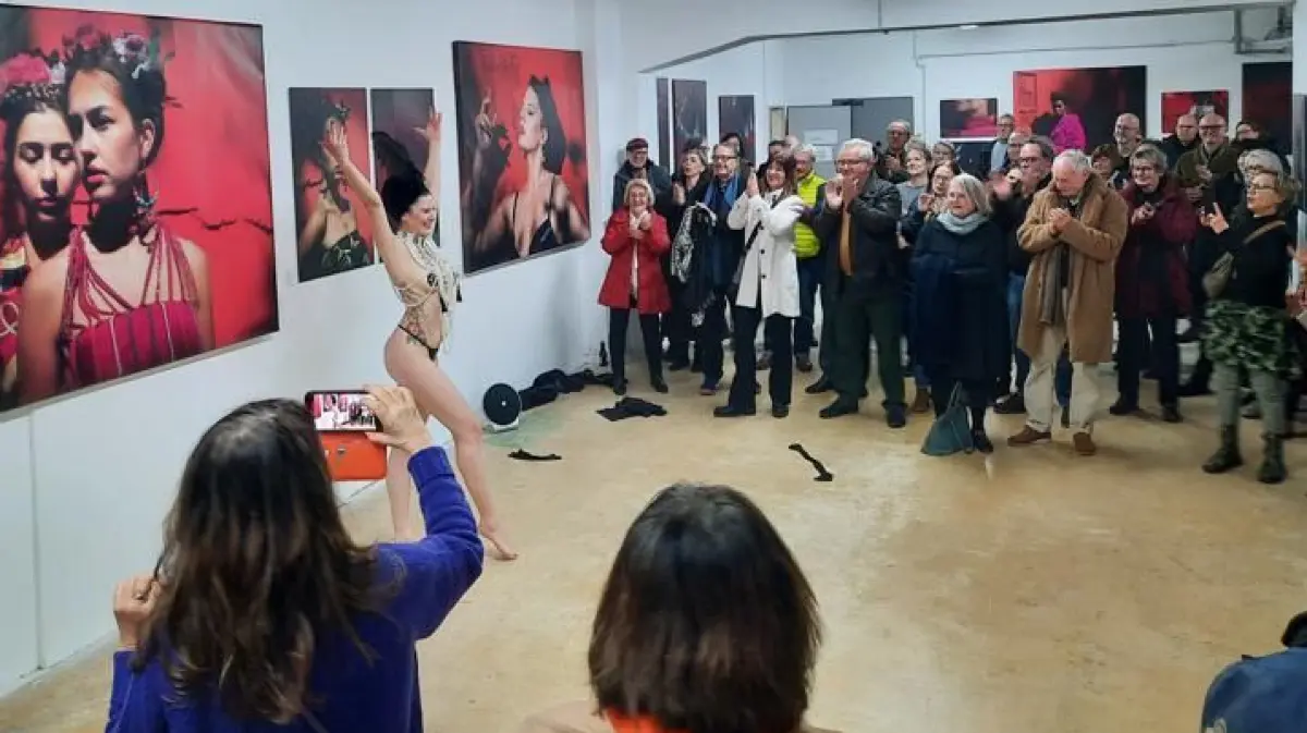 Burlesque-Tänzerin Fanny di Favole bei der Vernissage im Kunst-Werk