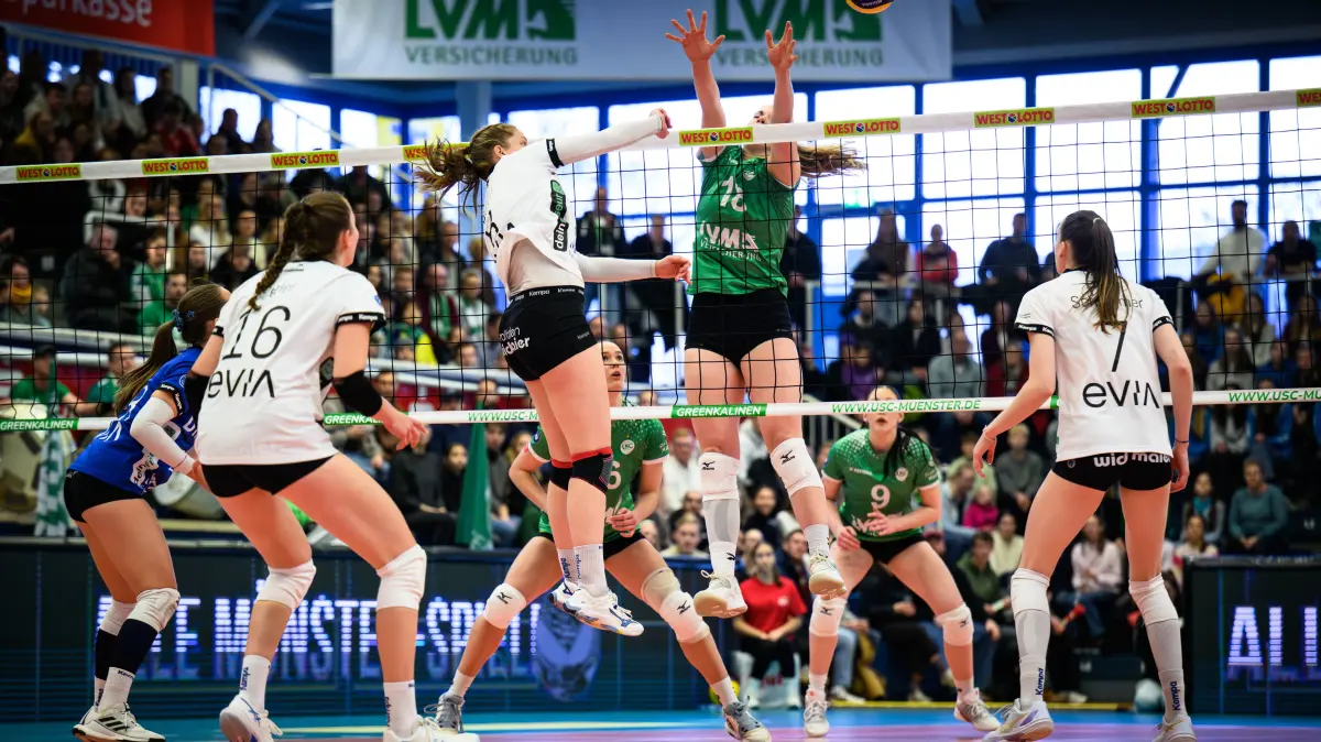 18.01.2026, Sporthalle Berg Fidel, Münster / Muenster Volleyball, Bundesliga Frauen, Hauptrunde, USC Münster / Muenster vs. TSV Binder Blaubären / Blaubaeren Flacht Angriff Hanne Binkau 8 Flacht - Block Diane Seybering 18 Muenster *** 18 01 2026, Sporthalle Berg Fidel, Münster Muenster Volleyball, Bundesliga Women, Main Round, USC Münster Muenster vs TSV Binder Blaubären Blaubaeren Flacht Attack Hanne Binkau 8 Flacht Block Diane Seybering 18 Muenster