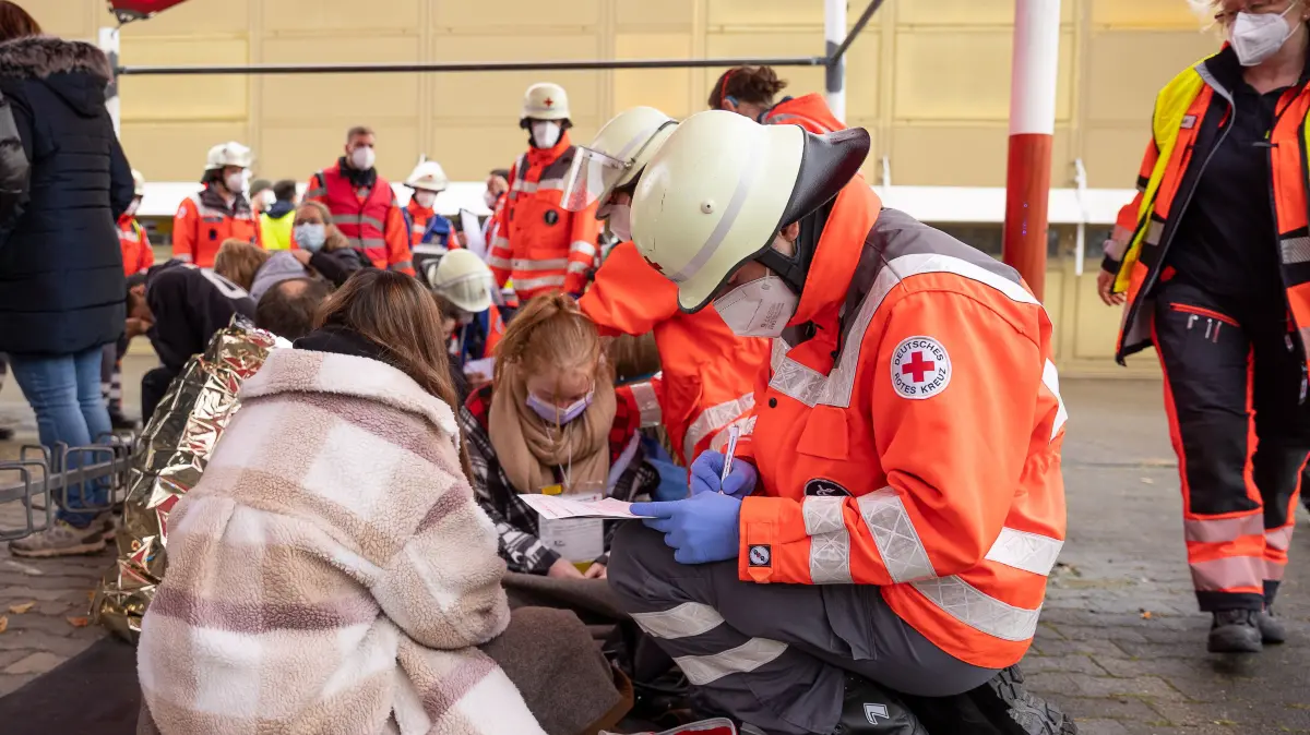 13.11.2021, Waiblingen, Berufsschulzentrum: Rettungsdienste üben für den Notfall, Szenario: Massenanfall von Verletzten und Erkrankten (MAnV), am Berufsschulzentrum Waiblingen, Übung, Rettungseinsatz als Übung
(Foto: Jan Potente)