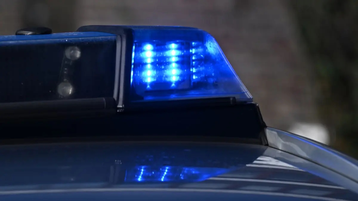Polizei - Symbolbild: Ein Blaulicht auf einem Polizeifahrzeug. (zu dpa: «Pkw-Fahrer versus Fußgänger: Männer prügeln sich auf Feldweg»)