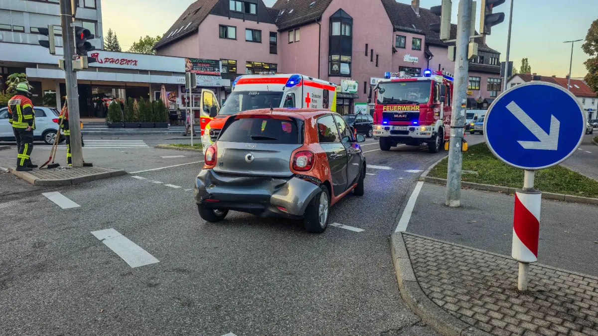 Am spaeten Montagnachmittag kam es an der sogenannten Zinserkreuzung in Herrenberg zu einem Verkehrsunfall, bei dem auch ein Feuerwehrfahrzeug beteiligt war.<br />
<br />
Nach ersten Informationen befand sich das Feuerwehrfahrzeug auf dem Weg von seinem Geraetehaus zu einem Einsatz und war dabei mit Sonder- und Wegerechten unterwegs. Im Bereich der Zinserkreuzung fuhr das Feuerwehrfahrzeug nach ersten Erkenntnissen bei Rotlicht in den Kreuzungsbereich ein.<br />
<br />
Ein entgegenkommender Kleinwagen bremste daraufhin ab. Der dahinter fahrende Pkw-Fahrer bemerkte das Bremsmanoever offenbar zu spaet und fuhr auf den Kleinwagen auf.<br />
<br />
Bei der Kollision wurden beide beteiligten Pkw beschaedigt. Das Feuerwehrfahrzeug blieb nach bisherigen Informationen unbeschaedigt.<br />
<br />
Verletzt wurde bei dem Unfall niemand. Die Polizei hat die Ermittlungen zum genauen Unfallhergang aufgenommen.