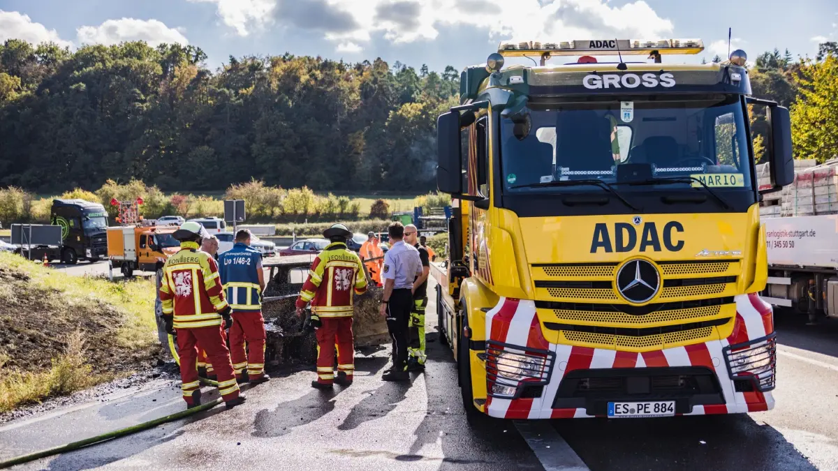 Leonberg: PKW Vollbrand an der Autobahnanschlussstelle Leonberg-West - Flammenbilder: Am Dienstagmittag gegen 13:20 Uhr wurde die Feuerwehr Leonberg zu einem brennenden Pkw an der Autobahnanschlussstelle Leonberg-West alarmiert.<br />
Beim Eintreffen der ersten Einsatzkraefte stand der Pkw bereits in Vollbrand. Umgehend wurde ein Loeschangriff eingeleitet, der nach kurzer Zeit Wirkung zeigte. Auch eine Gruenflaeche neben dem Fahrzeug hatte Feuer gefangen und musste von der Feuerwehr abgeloescht werden. Fuer die Loescharbeiten wurde die Autobahnabfahrt Leonberg-West vollstaendig gesperrt.<br />
Der Fahrzeugbrand wurde vermutlich durch einen technischen Defekt ausgeloest. Am Pkw entstand wirtschaftlicher Totalschaden.<br />