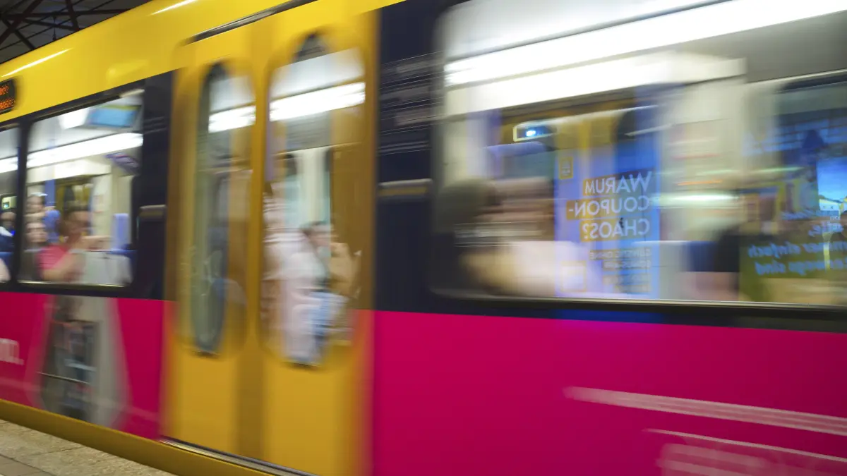 Unterirdisch einfahrende U-Bahn, Zug, Straßenbahn, U2, SSB, Stuttgarter Straßenbahnen, gelb, Bahnsteig, Haltestelle, Bahnhof Stadtmitte, Rothebühlplatz, ÖPNV, VVS, Verkehrsverbund Stuttgart, verwischt, Bewegungseffekt, Stuttgart, Baden-Württemberg, Deutschland Underground subway, train, tram, U2, SSB, Stuttgart trams, yellow, platform, stop, Stadtmitte station, Rothebühlplatz, public transport, VVS, Stuttgart transport network, blurred, movement effect, Stuttgart, Baden-Württemberg, Germany Copyright: imageBROKER/MichaelxWeber iblimw18637683.jpg Bitte beachten Sie die gesetzlichen Bestimmungen des deutschen Urheberrechtes hinsichtlich der Namensnennung des Fotografen im direkten Umfeld der Veröffentlichung