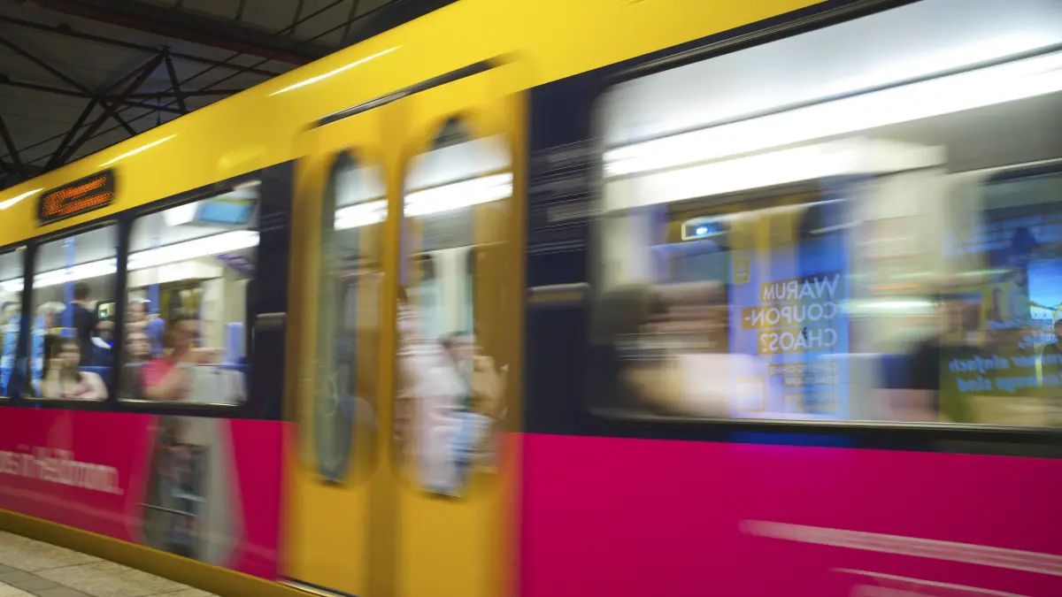 Unterirdisch einfahrende U-Bahn, Zug, Straßenbahn, U2, SSB, Stuttgarter Straßenbahnen, gelb, Bahnsteig, Haltestelle, Bahnhof Stadtmitte, Rothebühlplatz, ÖPNV, VVS, Verkehrsverbund Stuttgart, verwischt, Bewegungseffekt, Stuttgart, Baden-Württemberg, Deutschland Underground subway, train, tram, U2, SSB, Stuttgart trams, yellow, platform, stop, Stadtmitte station, Rothebühlplatz, public transport, VVS, Stuttgart transport network, blurred, movement effect, Stuttgart, Baden-Württemberg, Germany Copyright: imageBROKER/MichaelxWeber iblimw18637683.jpg Bitte beachten Sie die gesetzlichen Bestimmungen des deutschen Urheberrechtes hinsichtlich der Namensnennung des Fotografen im direkten Umfeld der Veröffentlichung