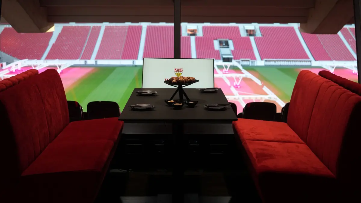 Die Sitzplätze im Inneren mit Blick aufs Spielfeld