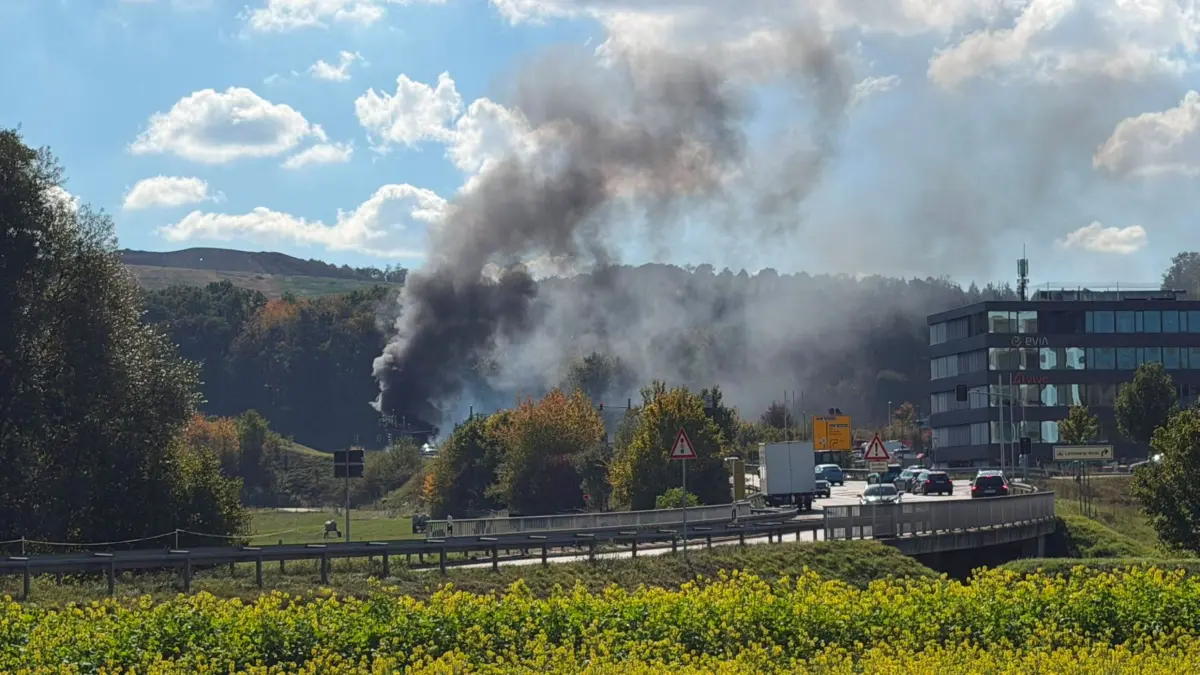 Leonberg: PKW Vollbrand an der Autobahnanschlussstelle Leonberg-West - Flammenbilder: Am Dienstagmittag gegen 13:20 Uhr wurde die Feuerwehr Leonberg zu einem brennenden Pkw an der Autobahnanschlussstelle Leonberg-West alarmiert.<br />
Beim Eintreffen der ersten Einsatzkraefte stand der Pkw bereits in Vollbrand. Umgehend wurde ein Loeschangriff eingeleitet, der nach kurzer Zeit Wirkung zeigte. Auch eine Gruenflaeche neben dem Fahrzeug hatte Feuer gefangen und musste von der Feuerwehr abgeloescht werden. Fuer die Loescharbeiten wurde die Autobahnabfahrt Leonberg-West vollstaendig gesperrt.<br />
Der Fahrzeugbrand wurde vermutlich durch einen technischen Defekt ausgeloest. Am Pkw entstand wirtschaftlicher Totalschaden.<br />