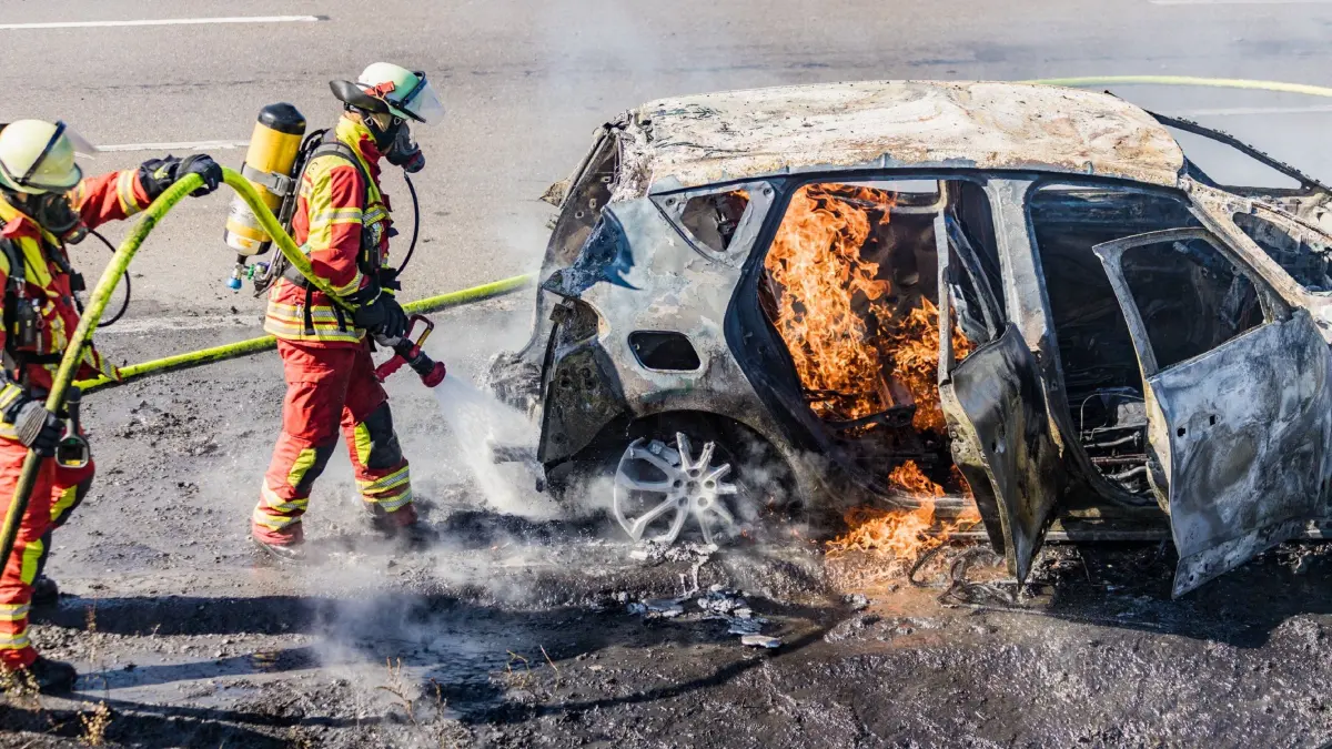 Leonberg: PKW Vollbrand an der Autobahnanschlussstelle Leonberg-West - Flammenbilder: Am Dienstagmittag gegen 13:20 Uhr wurde die Feuerwehr Leonberg zu einem brennenden Pkw an der Autobahnanschlussstelle Leonberg-West alarmiert.<br />
Beim Eintreffen der ersten Einsatzkraefte stand der Pkw bereits in Vollbrand. Umgehend wurde ein Loeschangriff eingeleitet, der nach kurzer Zeit Wirkung zeigte. Auch eine Gruenflaeche neben dem Fahrzeug hatte Feuer gefangen und musste von der Feuerwehr abgeloescht werden. Fuer die Loescharbeiten wurde die Autobahnabfahrt Leonberg-West vollstaendig gesperrt.<br />
Der Fahrzeugbrand wurde vermutlich durch einen technischen Defekt ausgeloest. Am Pkw entstand wirtschaftlicher Totalschaden.<br />