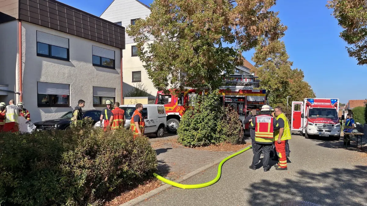 Gegen 12:00 Uhr wurde die Feuerwehr Leonberg mit dem Umweltschutzzug in die Korntaler Strasse alarmiert, nachdem aus einem Treppenhaus ein stark beissender Geruch gemeldet worden war. Beim Eintreffen bestaetigte sich die Lage. Daraufhin wurden der Geraetewagen Messtechnik aus Sindelfingen und Kreisbrandmeister Martin Amler zur Einsatzstelle nachgefordert. Die Feuerwehr sammelte saemtliche Schuhabtreter im Treppenhaus ein, spuelte sie mit Wasser ab und nahm Abstriche fuer eine Gefahrgutanalyse.<br />
Stand 13:15 Uhr dauert der Einsatz weiter an.