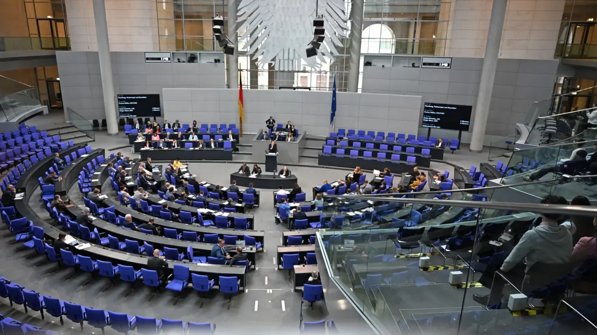 Bundestag: ARCHIV - 11.09.2026, Berlin: Blick in den Plenarsaal des Bundestags während der Beratungen zum Bundeshaushalt 2027. (zu dpa: «Reiche und Bilger stellen sich Fragen im Bundestag») Foto: Michael Brandt/dpa +++ dpa-Bildfunk +++