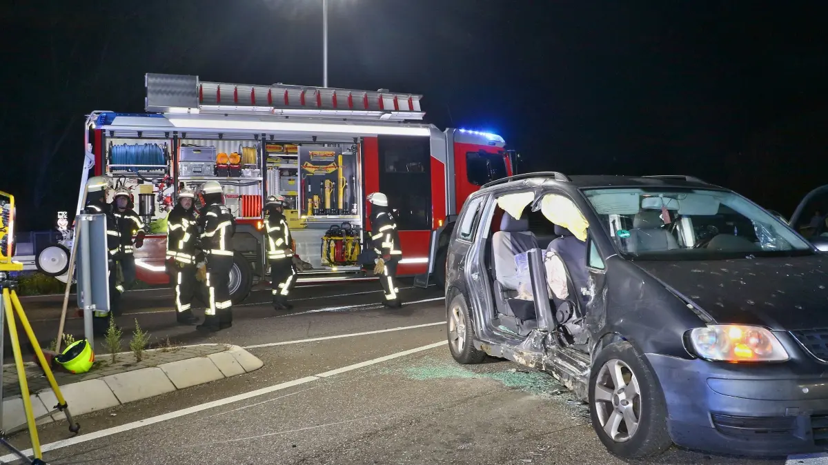05.10.2026: Am späten Abend des 5.10.2026 ereignete sich auf der Landesstraße L1140 in Höhe der AS LB-Süd ein folgenschwerer Unfall mit mehreren Verletzten und hohem Sachschaden Gegen 22:45 Uhr prallten die beiden Pkw im Kreuzungsbereich zusammen. Die ILS alarmierte drei RTW und die Freiwillige Feuerwehr Möglingen.Um einen der Sharan-Insassen möglichst schonend zu befreien, entfernte die Feuerwehr beide Seitentüren des Fahrzeugs mit dem hydraulschen Rettungssatz.
KS-Images.de/Andreas Rometsch