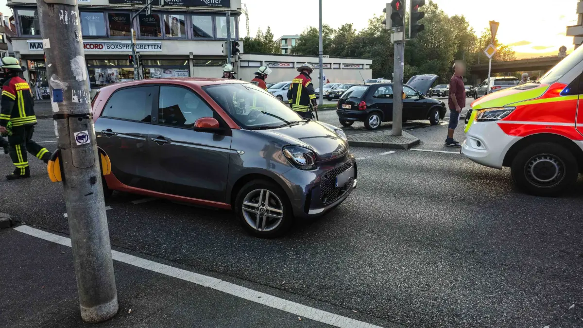 Am spaeten Montagnachmittag kam es an der sogenannten Zinserkreuzung in Herrenberg zu einem Verkehrsunfall, bei dem auch ein Feuerwehrfahrzeug beteiligt war.<br />
<br />
Nach ersten Informationen befand sich das Feuerwehrfahrzeug auf dem Weg von seinem Geraetehaus zu einem Einsatz und war dabei mit Sonder- und Wegerechten unterwegs. Im Bereich der Zinserkreuzung fuhr das Feuerwehrfahrzeug nach ersten Erkenntnissen bei Rotlicht in den Kreuzungsbereich ein.<br />
<br />
Ein entgegenkommender Kleinwagen bremste daraufhin ab. Der dahinter fahrende Pkw-Fahrer bemerkte das Bremsmanoever offenbar zu spaet und fuhr auf den Kleinwagen auf.<br />
<br />
Bei der Kollision wurden beide beteiligten Pkw beschaedigt. Das Feuerwehrfahrzeug blieb nach bisherigen Informationen unbeschaedigt.<br />
<br />
Verletzt wurde bei dem Unfall niemand. Die Polizei hat die Ermittlungen zum genauen Unfallhergang aufgenommen.