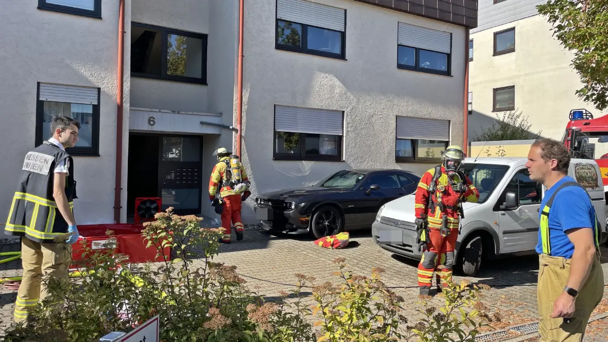 Gegen 12:00 Uhr wurde die Feuerwehr Leonberg mit dem Umweltschutzzug in die Korntaler Strasse alarmiert, nachdem aus einem Treppenhaus ein stark beissender Geruch gemeldet worden war. Beim Eintreffen bestaetigte sich die Lage. Daraufhin wurden der Geraetewagen Messtechnik aus Sindelfingen und Kreisbrandmeister Martin Amler zur Einsatzstelle nachgefordert. Die Feuerwehr sammelte saemtliche Schuhabtreter im Treppenhaus ein, spuelte sie mit Wasser ab und nahm Abstriche fuer eine Gefahrgutanalyse.<br />
Stand 13:15 Uhr dauert der Einsatz weiter an.