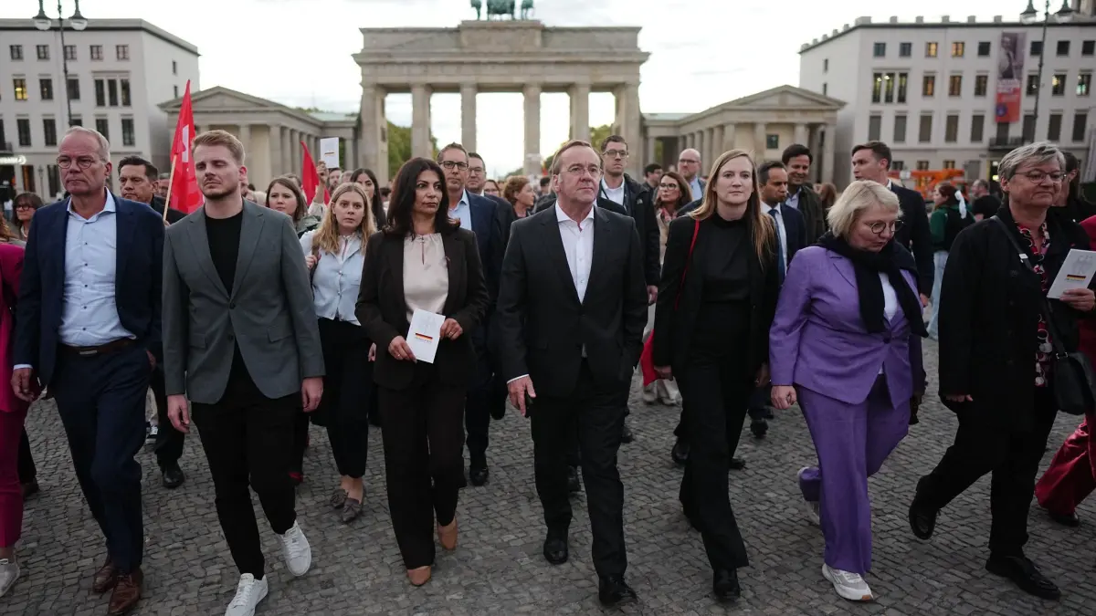 Konstituierende Landtagssitzung in Sachsen-Anhalt - Berlin: Matthias Miersch (l-r), SPD-Fraktionsvorsitzender, Tim Klüssendorf (SPD), Derya Türk-Nachbaur (SPD), Verteidigungsminister Boris Pistorius (SPD) und Carmen Wegge (SPD) gehen mit anderen Mitgliedern der SPD-Bundestagsfraktion anlässlich konstituierenden Landtagssitzung in Sachsen-Anhalt und der damit verbundenen Wahl des AfD-Landtagspräsidenten vom Reichstagsgebäude zum Bebelplatz. (zu dpa: «Bilder des Tages»)