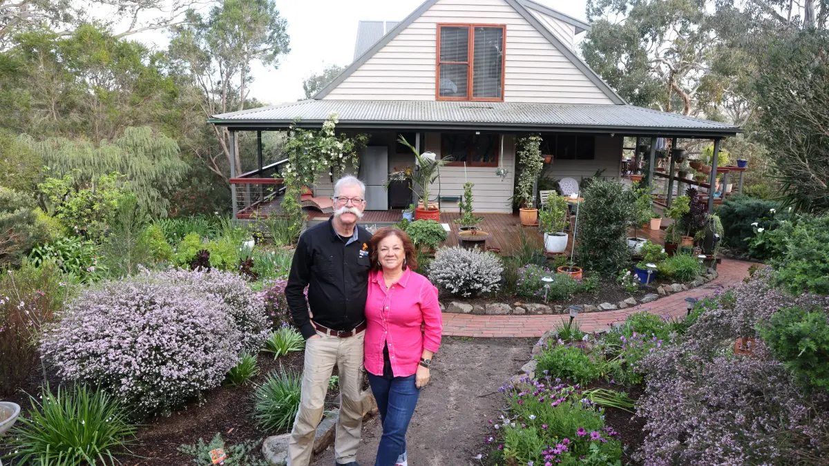 Alles selbst gebaut und selbst angelegt: Corinna Steeb und Frank Samsung vor ihrem Haus auf dem Land in der Nähe von Adelaide. Foto: Hermann Aich