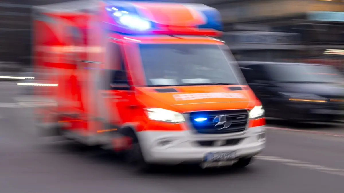 Krankenwagen im Einsatz: Ein Rettungswagen der Feuerwehr fährt mit Blaulicht zum Einsatz. (Symbolbild) (zu dpa: «Mann stirbt Wochen nach Unfall»)