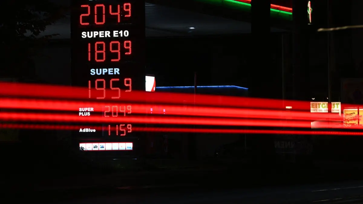 Energiekrise: Kraftstoffpreise stehen auf der Preistafel einer Tankstelle. (zu dpa: «Ifo: Tankrabatt bisher nur teilweise weitergegeben»)