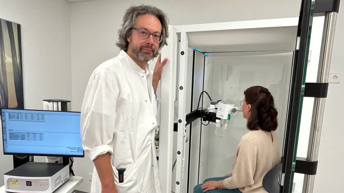 Dr. Timo Deininger, Chefarzt der Klinik für Pneumologie und Beatmungsmedizin am Alb-Fils-Klinikum, testet die Lungenfunktion.