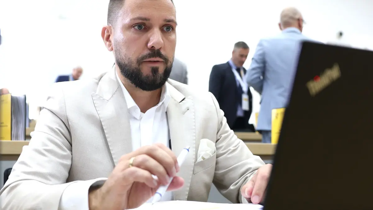 Konstituierende Landtagssitzung in Sachsen-Anhalt: Tobias Rausch (AfD) nimmt teil an der konstituierenden Sitzung des Landtags von Sachsen-Anhalt. In der konstituierenden Sitzung des Landtags in Sachsen-Anhalt ist geplant, den neuen Landtagspräsidenten zu wählen. (zu dpa: «Rausch: CDU-Stimmen halfen bei Wahl zum Landtagspräsidenten»)