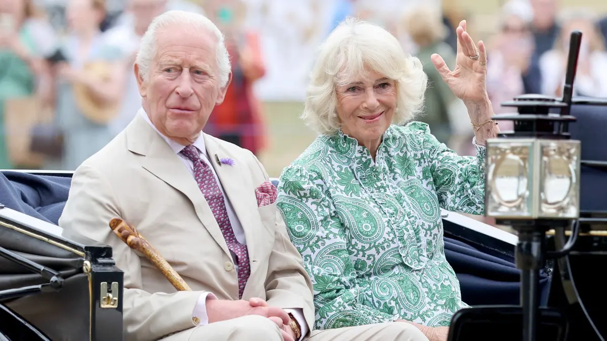 König Charles III. und Königin Camilla : König Charles III. (l), Schirmherr der Royal Horticultural Society (RHS), und Königin Camilla treffen mit der Kutsche zu einem Besuch der RHS Sandringham Flower Show ein, die in diesem Jahr zum ersten Mal auf dem Anwesen Sandringham in Norfolk stattfindet. (zu dpa: «Ärztin der Royals tot aufgefunden - Mann unter Mordverdacht»)