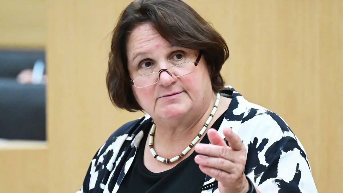Landtagssitzung Baden-Württemberg: 07.10.2026, Baden-Württemberg, Stuttgart: Theresa Schopper (Bündnis 90 / Die Grünen, Ministerin für Landesentwicklung und Wohnen in Baden-Württemberg) spricht bei einer Plenarsitzung. Foto: Bernd Weißbrod/dpa +++ dpa-Bildfunk +++