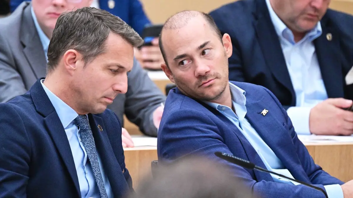 Landtagssitzung Baden-Württemberg: Martin Rothweiler (l), Vorsitzender der AfD Fraktion im Landtag von Baden-Württemberg und Miguel Klauß (r)(Parlamentarischer Geschäftsführer der AfD Fraktion), sitzen bei einer Plenarsitzung nebeneinander. Im Hintergrund sitzen Mitglieder der AfD Fraktion. (zu dpa: «Baden-Württemberg: AfD rasselt durch fast alle Gremienwahlen»)