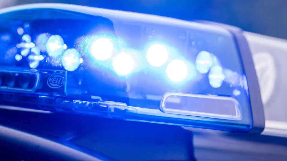 Polizei Blaulicht: Ein Blaulicht leuchtet an einer Polizeistreife. (zu dpa: «Kameras auf Hochschul-Frauenklos: Polizei durchsucht Wohnung»)