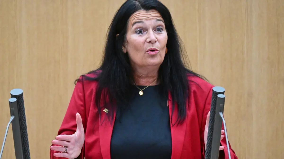 Landtag Baden-Württemberg: 07.10.2026, Baden-Württemberg, Stuttgart: Katrin Steinhülb-Joos, Abgeordnete der SPD im Landtag von Baden-Württemberg, spricht bei einer Plenardebatte im Landtag zum Thema verpflichtendes gebührenfreies letztes Kindergartenjahr. Foto: Bernd Weißbrod/dpa +++ dpa-Bildfunk +++