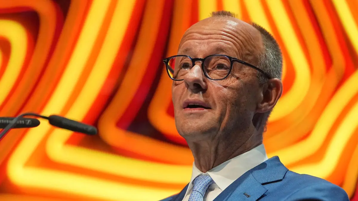 Deutschland-Gipfel des Handelsblatt: Bundeskanzler Friedrich Merz (CDU) spricht bei der Diskussionsveranstaltung "Deutschland-Gipfel" des Handelsblatts. (zu dpa: «Tunnel-Sperrung bremst Merz aus»)