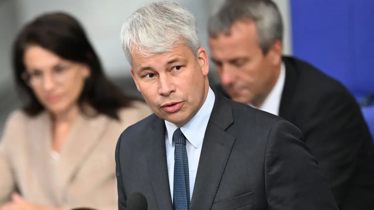 Bundestag: Steffen Bilger (CDU), Bundesminister für Verkehr, spricht im Bundestag bei der Regierungsbefragung. (zu dpa: «Bilger: Bahn-Neubaustrecke löst zentralen Engpass auf»)